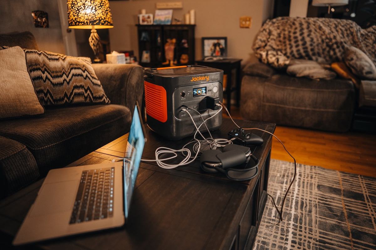 https://cdn.shopify.com/s/files/1/0970/9262/files/jackery_explorer_2000_v2_portable_power_station_for_home_backup.jpg?v=1743129437