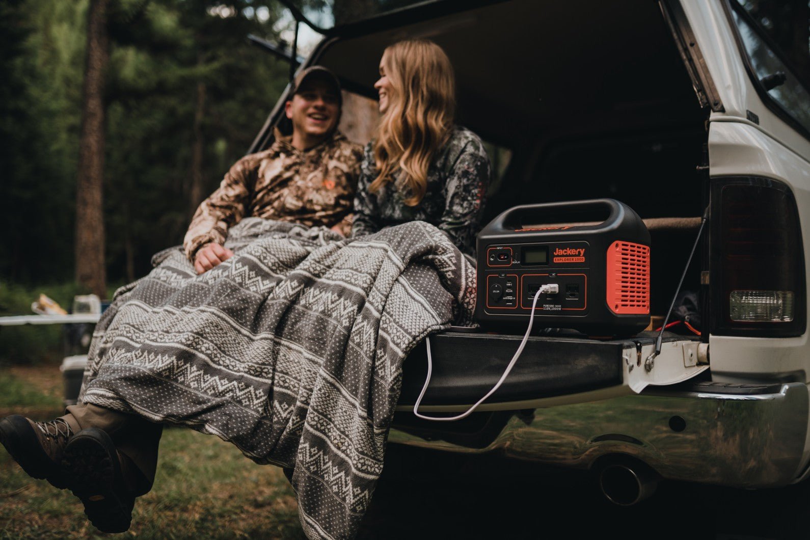 https://www.jackery.com/cdn/shop/articles/solar-powered-electric-blanket-vs-solar-generator-for-electric-blanket-4247503.jpg?v=1754017102