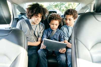 https://images.ctfassets.net/i874q3cs1cvx/67735/8007fe9a44c31eb708d5907fbaae36b6/Kids-Watching-Movie-on-Tablet-in-Back-Seat-of-Car.jpg?fm=png&q=70&w=401